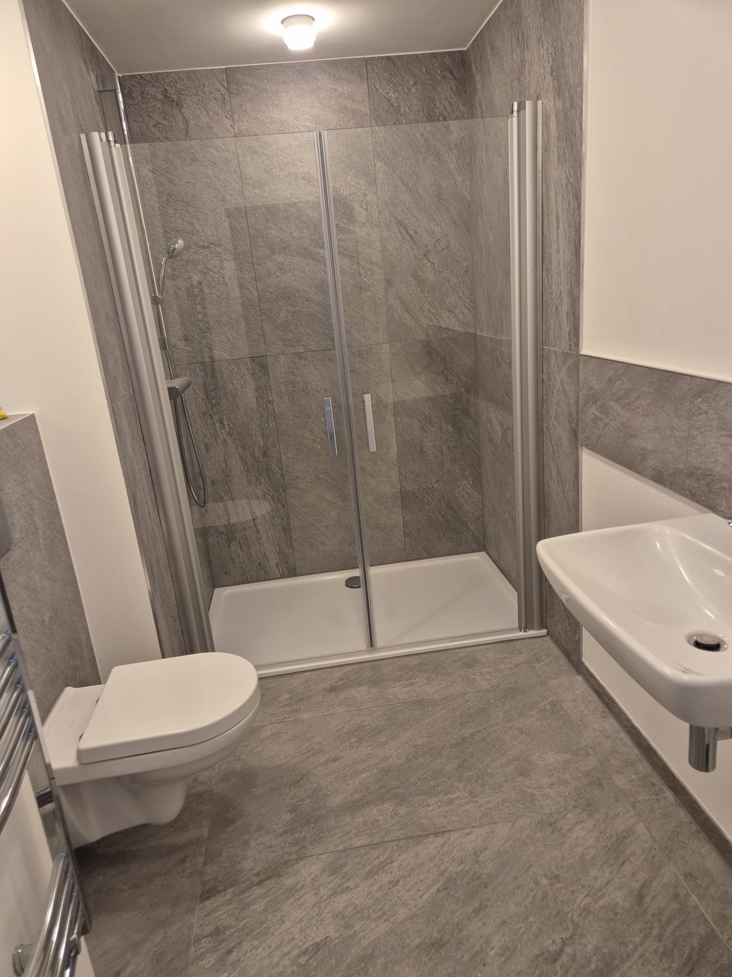 Modern renoviertes Badezimmer mit Dusche