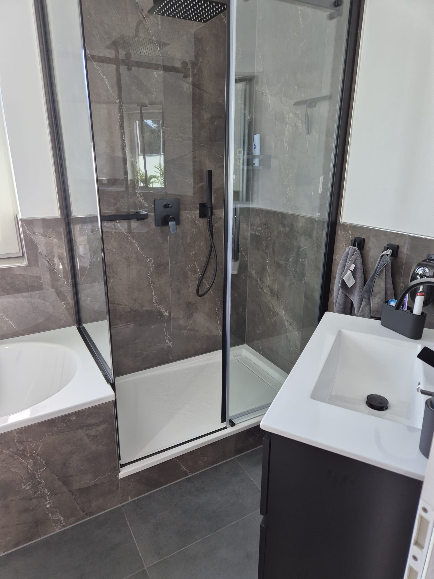 Modernes Badezimmer mit Badewanne und Fliesen