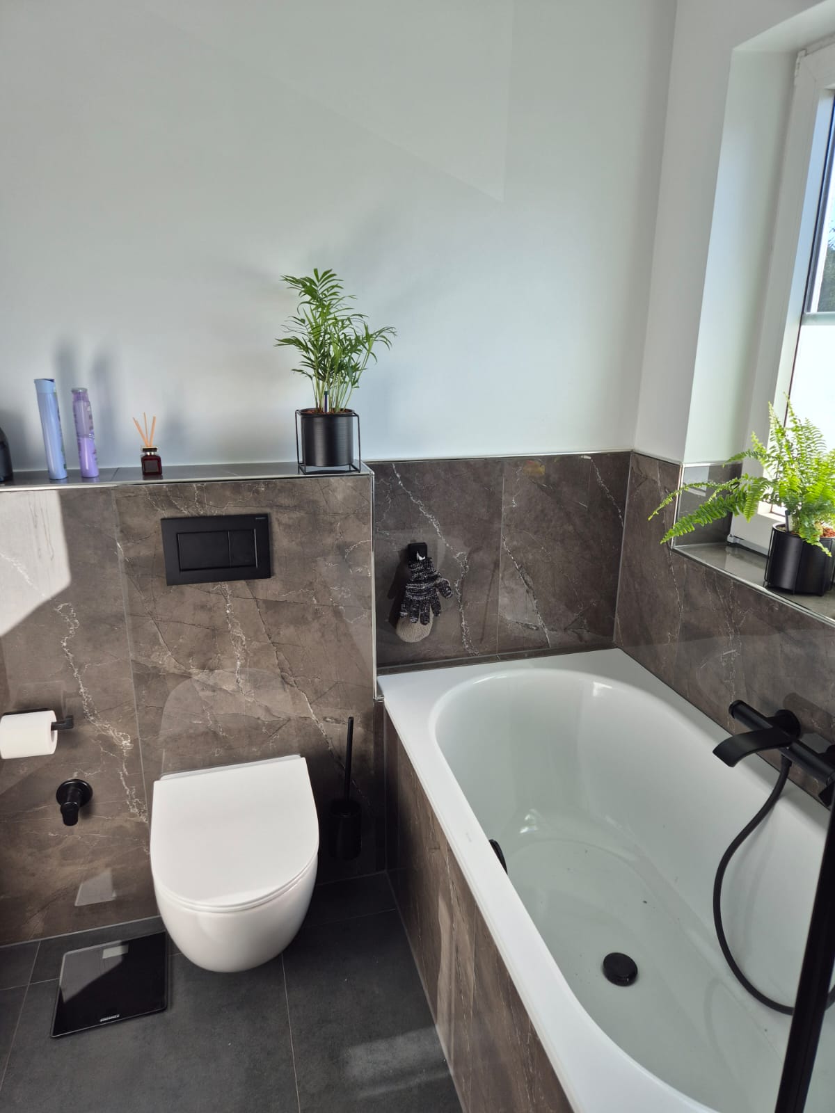 Modernes Badezimmer mit Badewanne